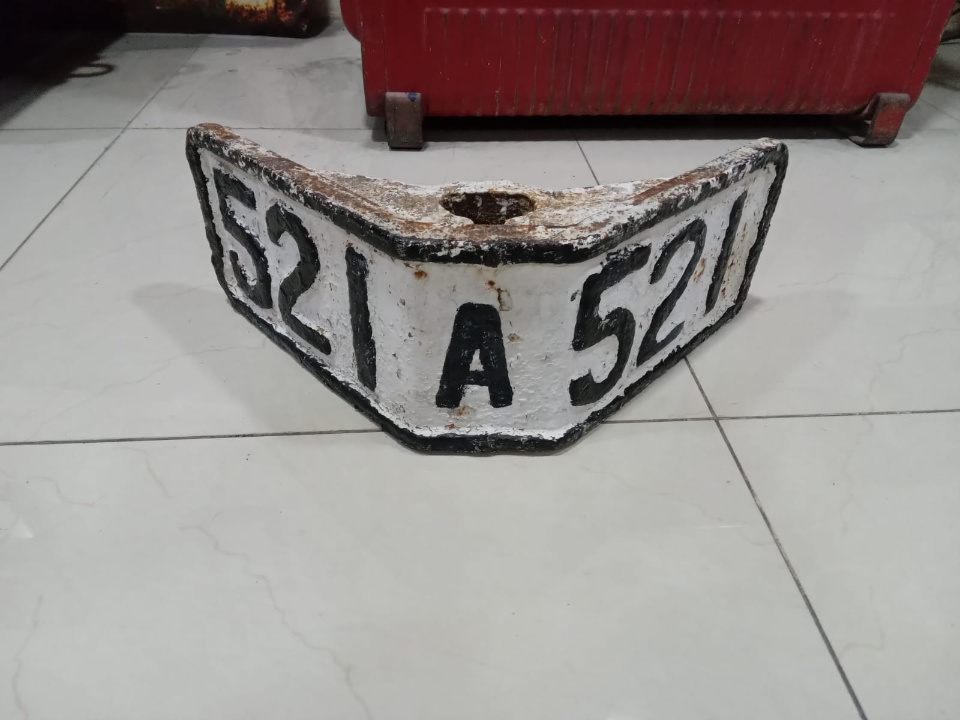Imagen de Antigua placa kilometrica de ferrocarril 521 A numero 1