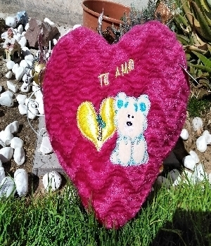Imagen de Bonito corazon bordado violeta de 40 cms numero 0