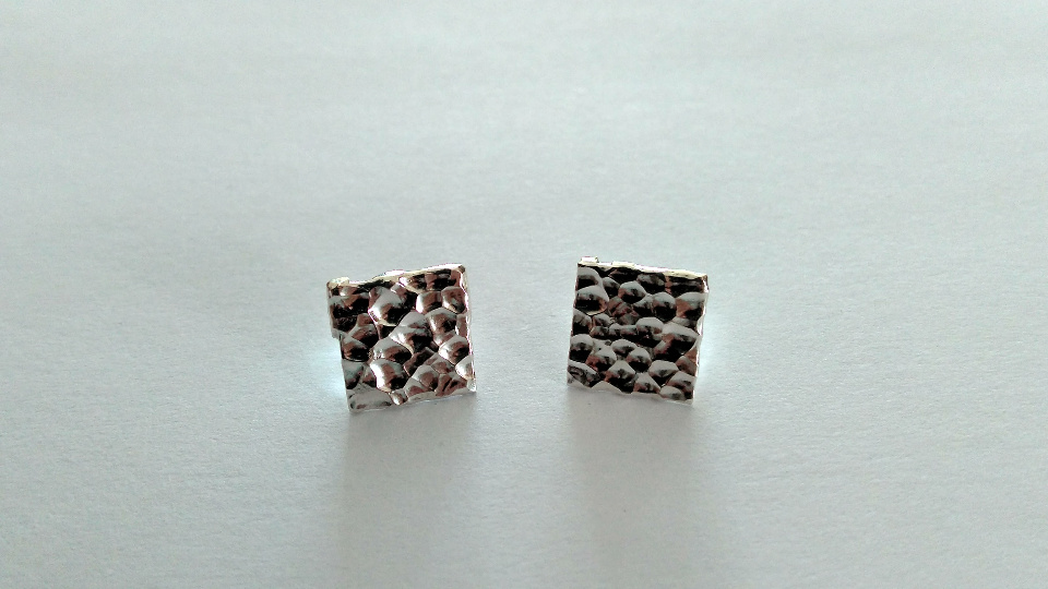Imagen de Broqueles cuadros martillados sencillos 1.3 cms numero 1
