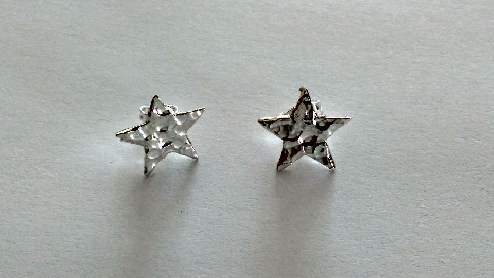Imagen de Broqueles estrella martillados sencillos 1.3 cms numero 2