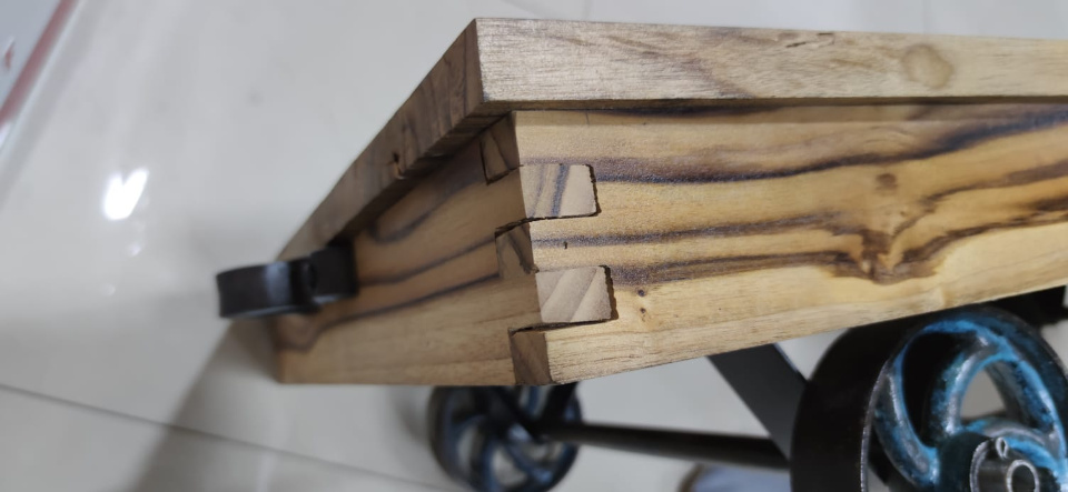 Imagen de Carro tipo ferrocarrilero mesa de centro de madera de teka numero 2