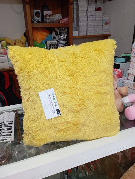 Imagen de Cojin de peluche color amarillo de 40 x 40 cm numero 2