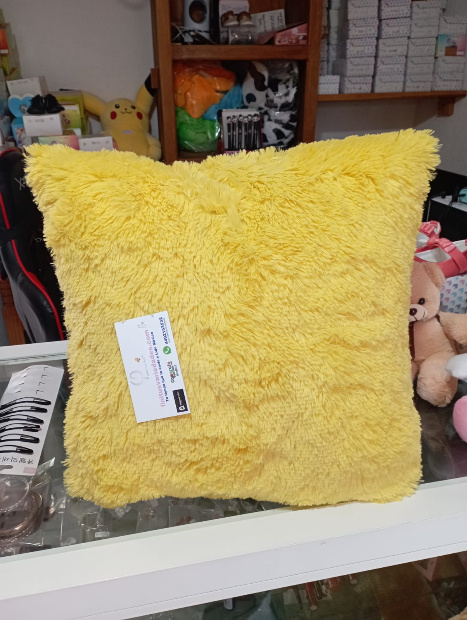 Imagen de Cojin de peluche color amarillo de 40 x 40 cm numero 3