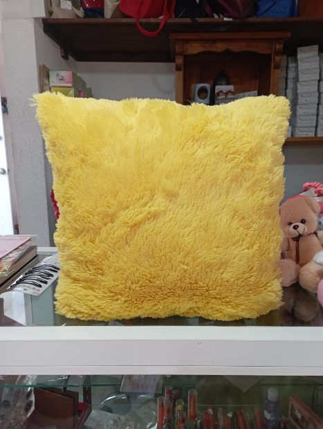 Imagen de Cojin de peluche color amarillo de 40 x 40 cm
