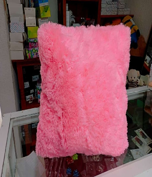 Imagen de Cojin de peluche rosa chicle de 40 x 40 cms