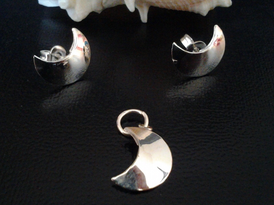 Imagen de Coordinado aretes y dije lunas de plata numero 1