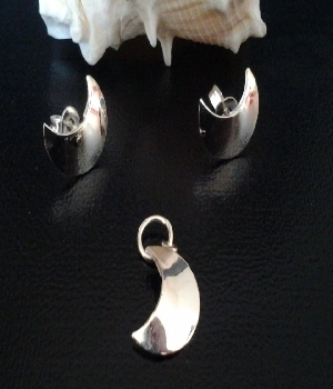 Imagen de Coordinado aretes y dije lunas de plata numero 0