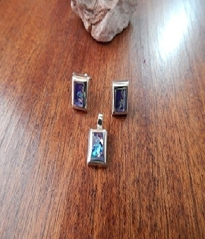 Imagen de Coordinado de aretes y dije con piedra rectangulares verde numero 0