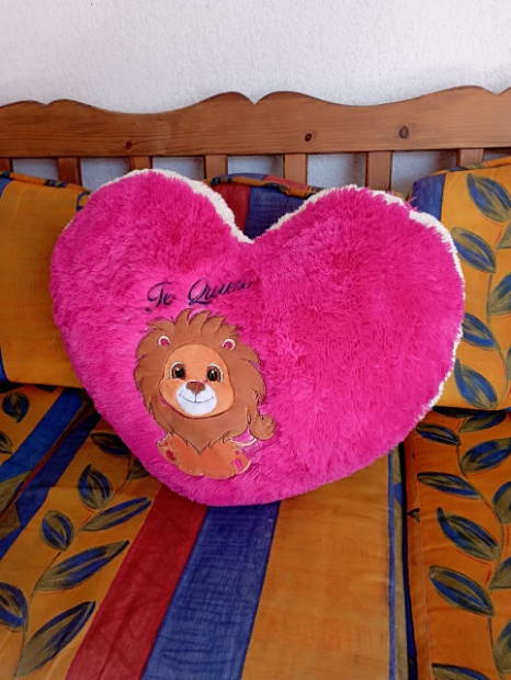 Imagen de Corazon de peluche gigante bordado de leon de 60 cms Te quiero numero 1