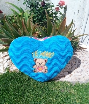 Imagen de Corazon de peluche bordado grande azul