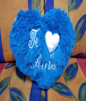 Imagen de Corazón de peluche azul bordado de 27 cms te amo