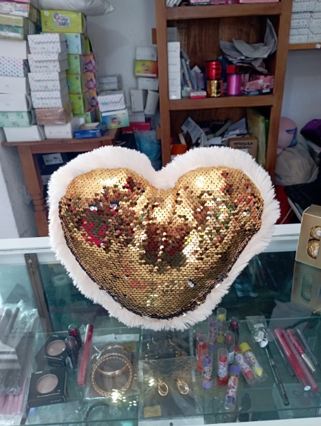 Imagen de Corazón dorado con lentejuela reversible de 30 cms numero 1