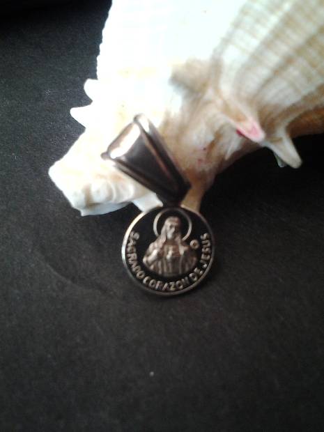 Imagen de Dije sagrado corazón de jesus plata mi numero 1