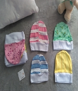 Imagen de Docena de bonetes de algodon para bebe numero 0