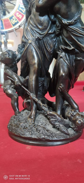 Imagen de Escultura de bronce europea firmada por Clodion base de madera numero 2