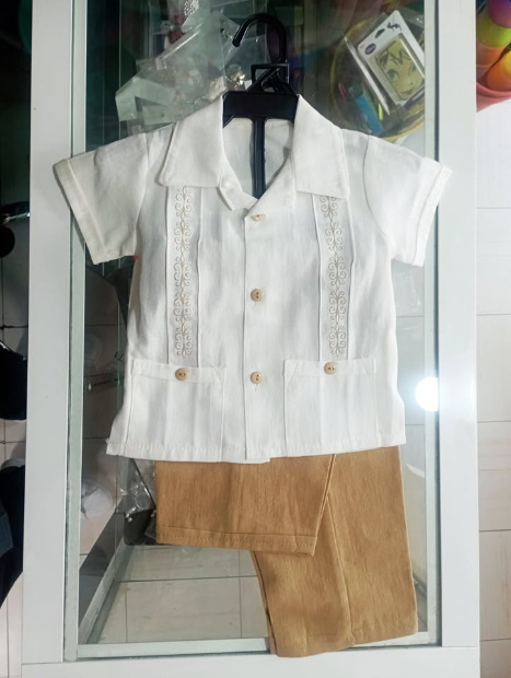 Imagen de Guayabera para bebé con short y pantaloncito café 2 año numero 0