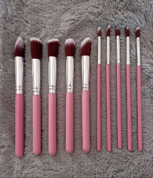 Imagen de Juego de 10 brochas de maquillaje rosas con plata de 15 cms y 18 cms