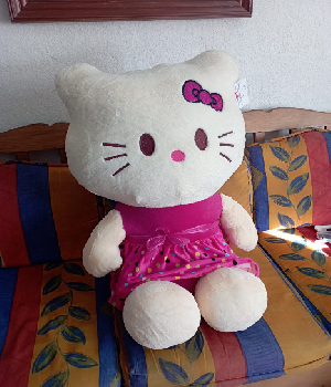 Kitty de peluche gigante con vestido rosa muy gorda de 90 cms sentada