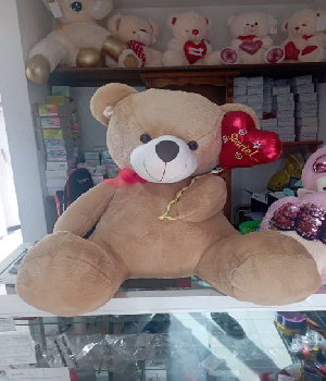 Imagen de Oso de peluche café sentado con corazón tipo globo 70 cm sentado numero 0