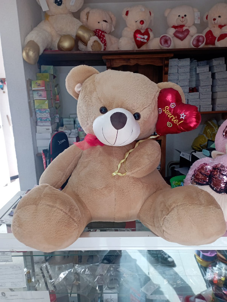 Imagen de Oso de peluche café sentado con corazón tipo globo 70 cm sentado numero 2