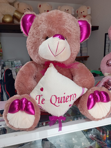 Imagen de Oso de peluche con detalles rosas Te quiero 75 cm sentado gordito numero 2