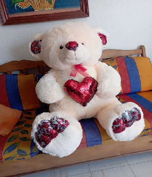 Imagen de Oso de peluche gigante color hueso Corazon lentejuelas 120 cms doble ancho numero 0