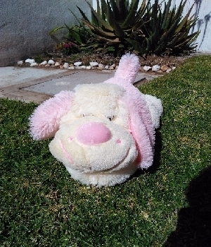 Imagen de Perro de peluche pecoso echado. numero 0