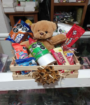 Imagen de Regalo personalizado caja de madera con dulces y  osito en el centro