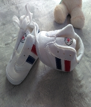 Imagen de Tenis para bebe tipo tomy blanco  numero 0