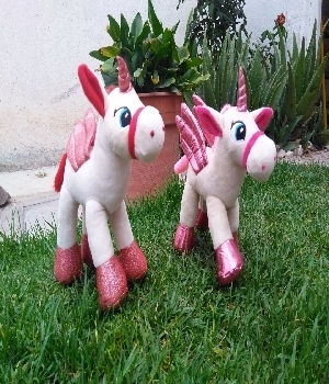 Imagen de Unicornio de peluche eventos chico premium bordado 25 cms numero 0
