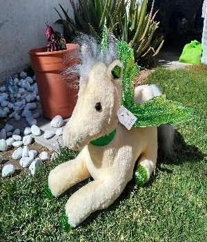 Imagen de Unicornio de peluche mediano alas verdes