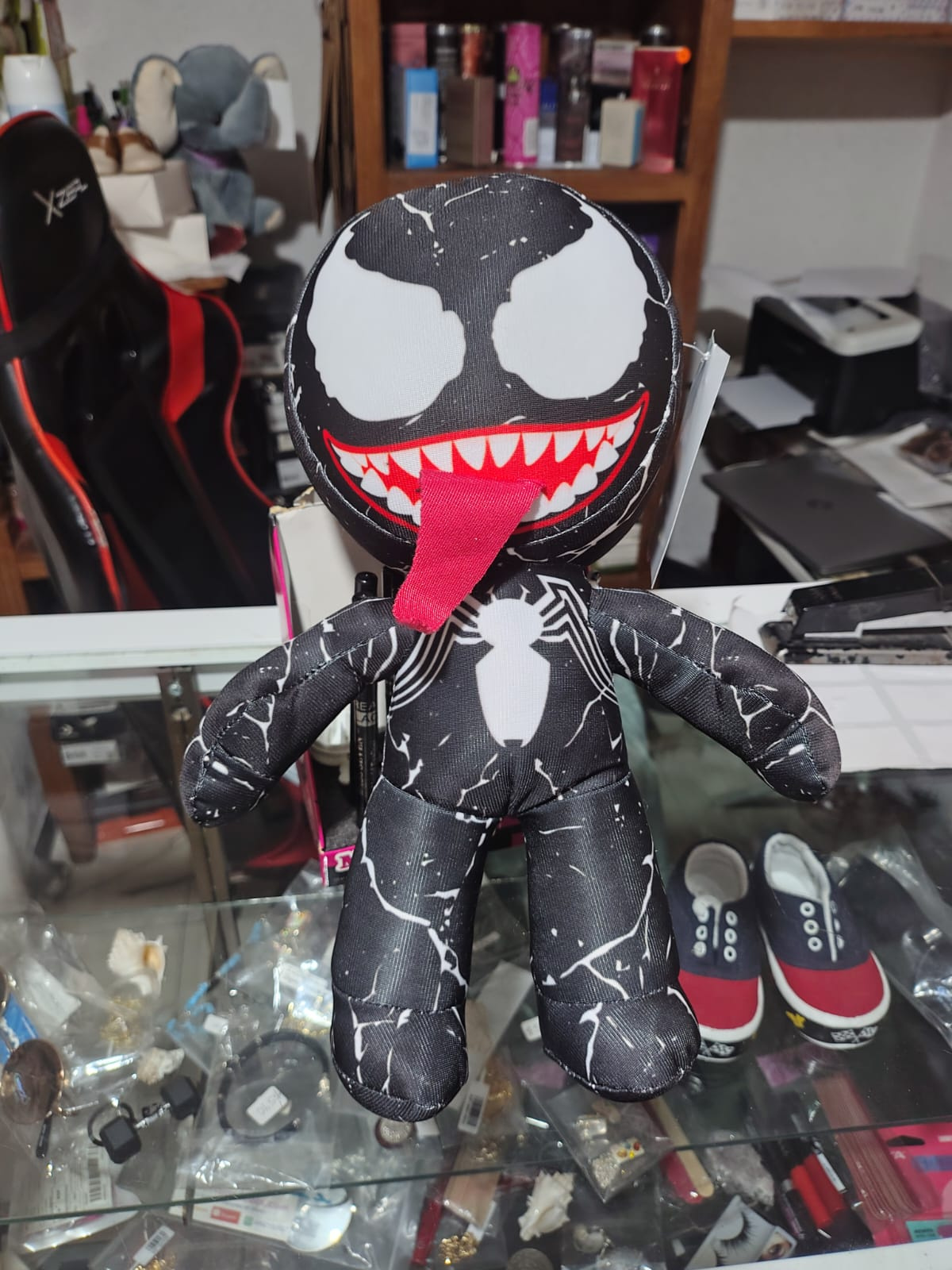 Imagen de Venom De Peluche 30 cm con lengua de fuera numero 2