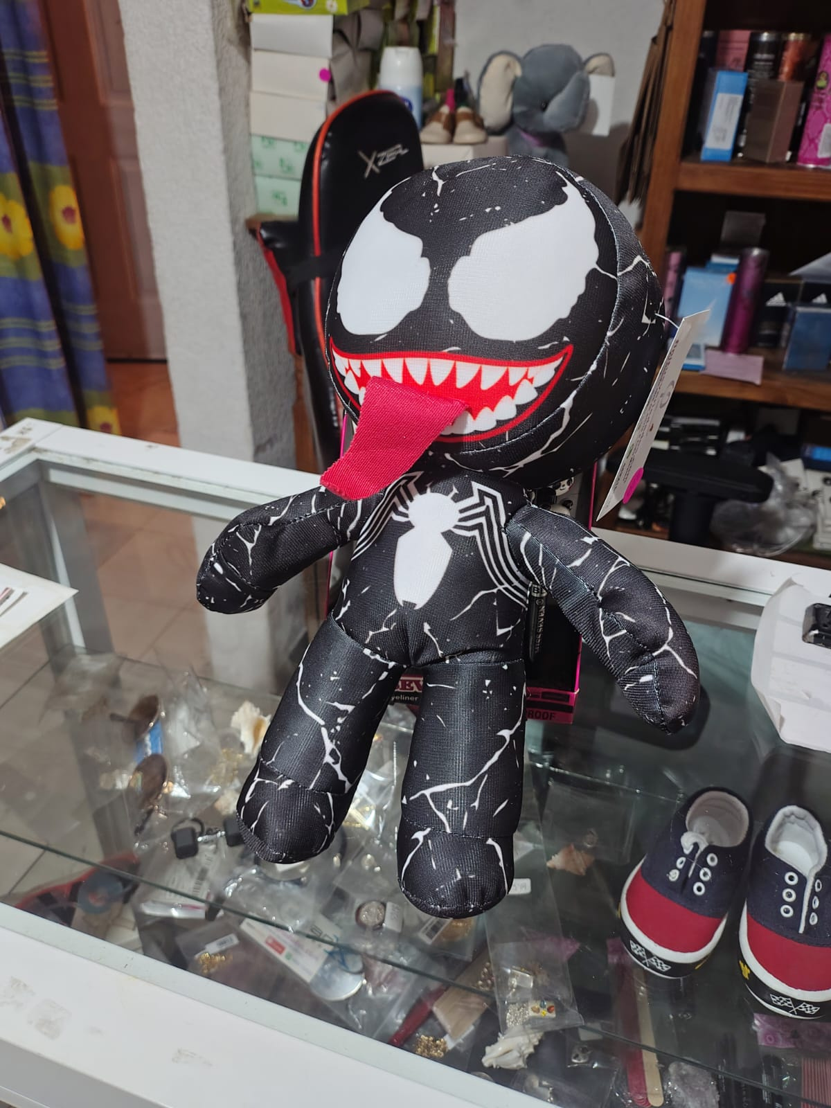 Imagen de Venom De Peluche 30 cm con lengua de fuera numero 1