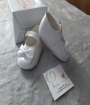 Imagen de Zapatitos para bautizo blancos con moño numero 0